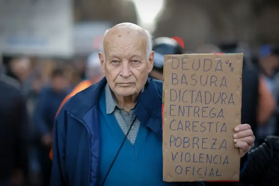 Un hombre muestra un cartel durante una manifestación en Buenos Aires (Argentina). EFE/Juan Ignacio Roncoroni
