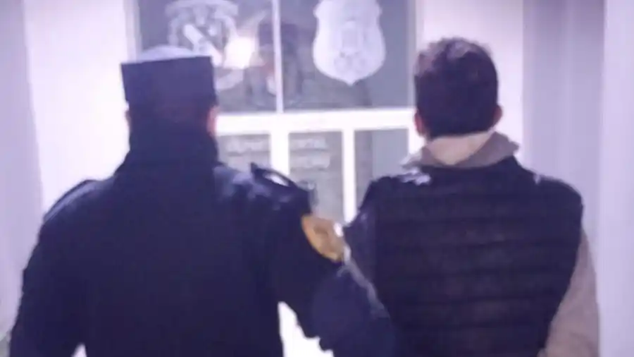 Dos jóvenes se robaron dos televisores: uno fue detenido y el otro se fugó