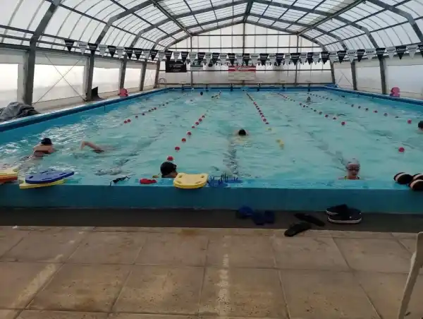 Jóvenes del programa envión practican natación en el club Atlético