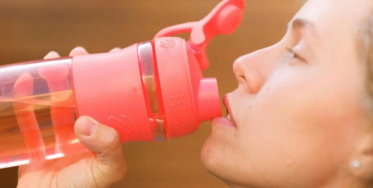 Botellas reutilizables: cómo evitar que se conviertan en un foco de bacterias