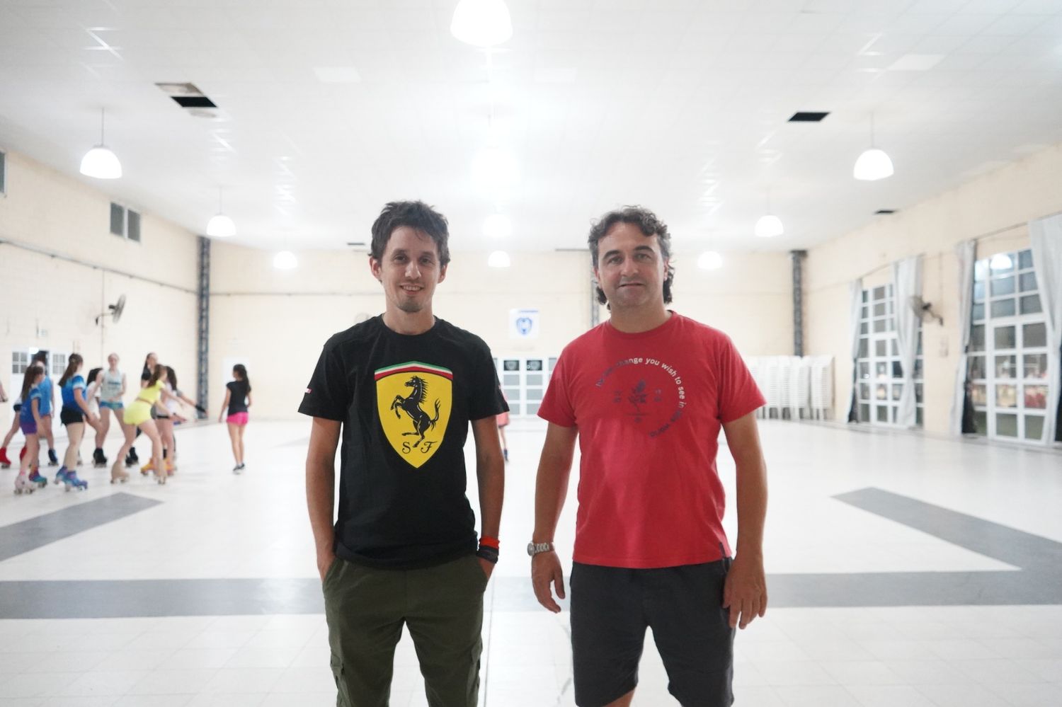 Juan Manuel Magias de la Productora Ritmo Cuartetero junto al presidente del club Antártida, Eduardo Pedrone