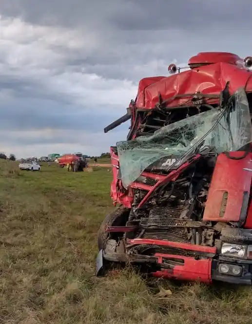 Chocó un camión contra una máquina agrícola en Ruta 14: una persona fue trasladada a Gualeguaychú