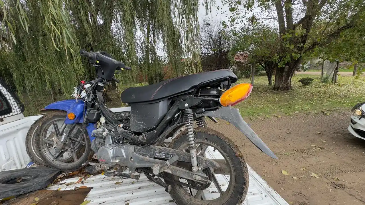 Recuperan entre pastizales una moto robada y hay menores identificados