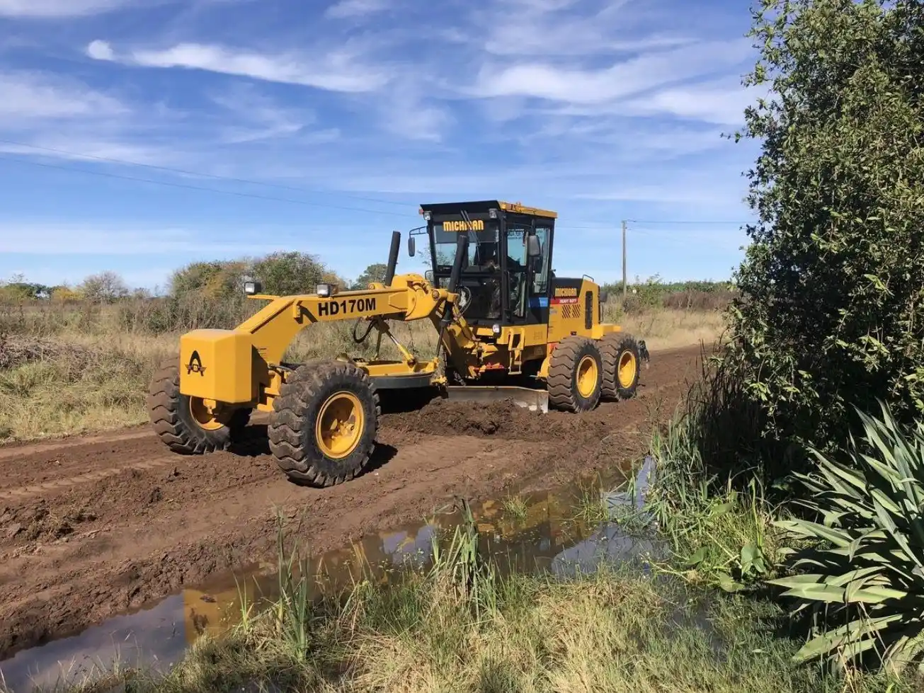 Las máquinas ya trabajan en los caminos de calzadas naturales.