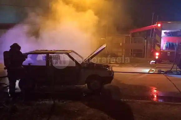 Tremendo susto en barrio San José: se incendió un auto y tuvieron que acudir los Bomberos