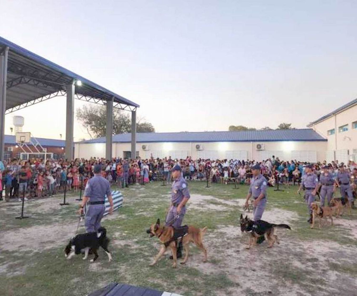 La Sección Canes realizó una exhibición de 
destreza en una escuela del San Antonio