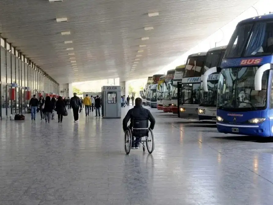 El Gobierno eliminó subsidios destinados a empresas de transporte que cubrían los pasajes gratuitos para personas con discapacidad. Foto: Gentileza