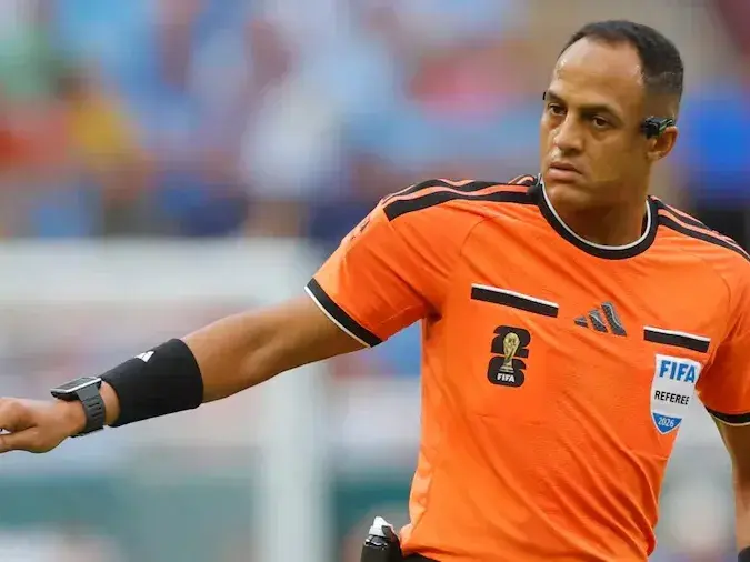 El estadounidense Ismail Elfath será el juez principal para la semifinal entre argentinos e ingleses en Atlanta. FOto:AP