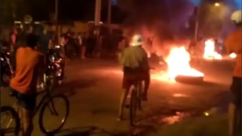 Rosario: serios disturbios afuera de una comisaría tras una denuncia de violación