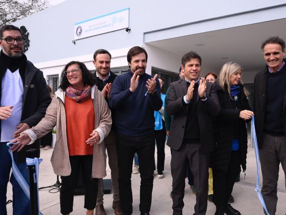 Kicillof inauguró un centro de salud en medio de una inédita polémica con un intendente de Milei