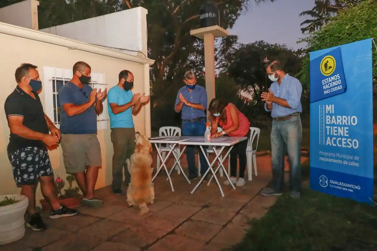 Piaggio firmó junto a vecinos un contrato de obra de pavimentación