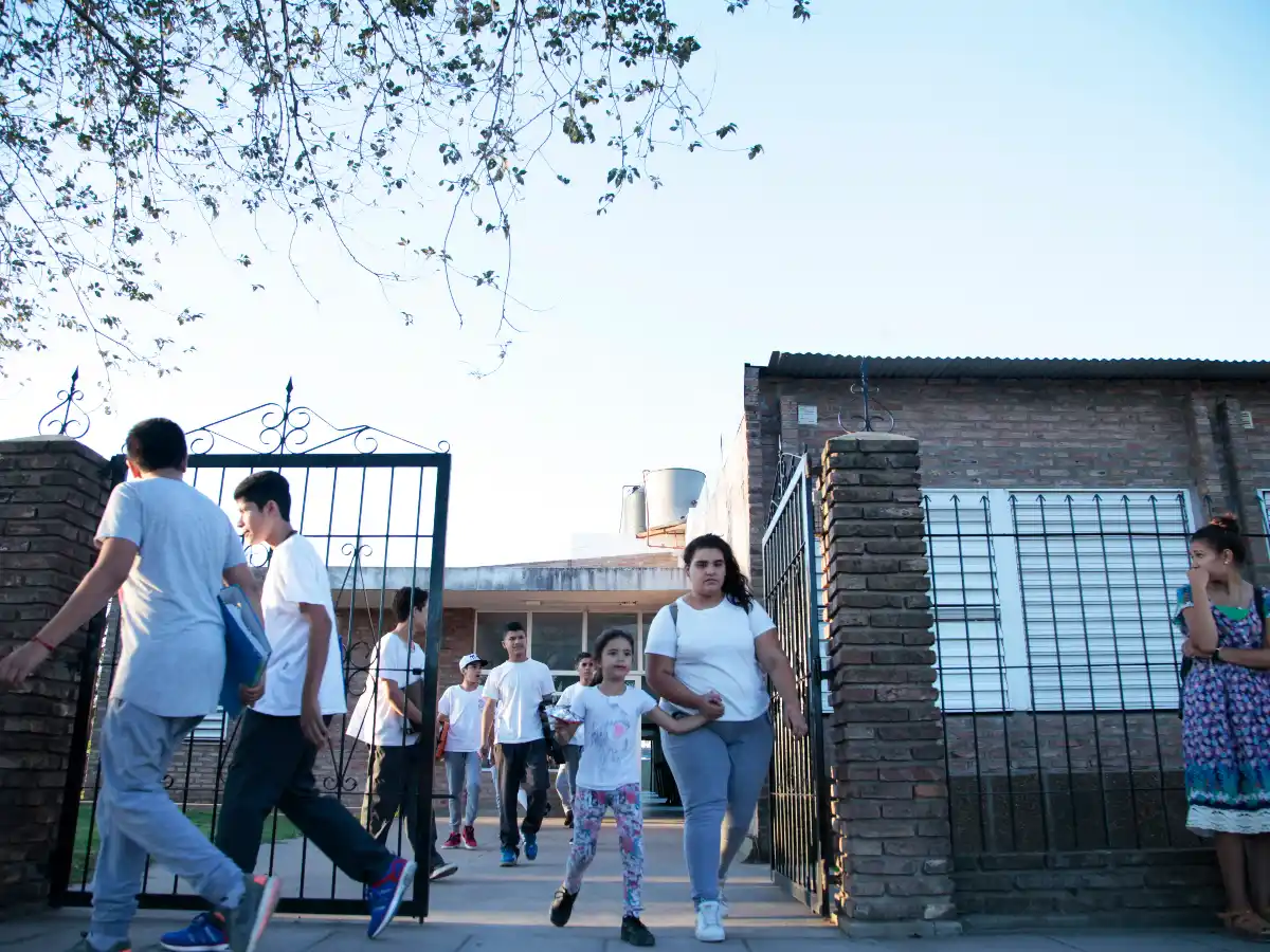 La escuela entre las balas  