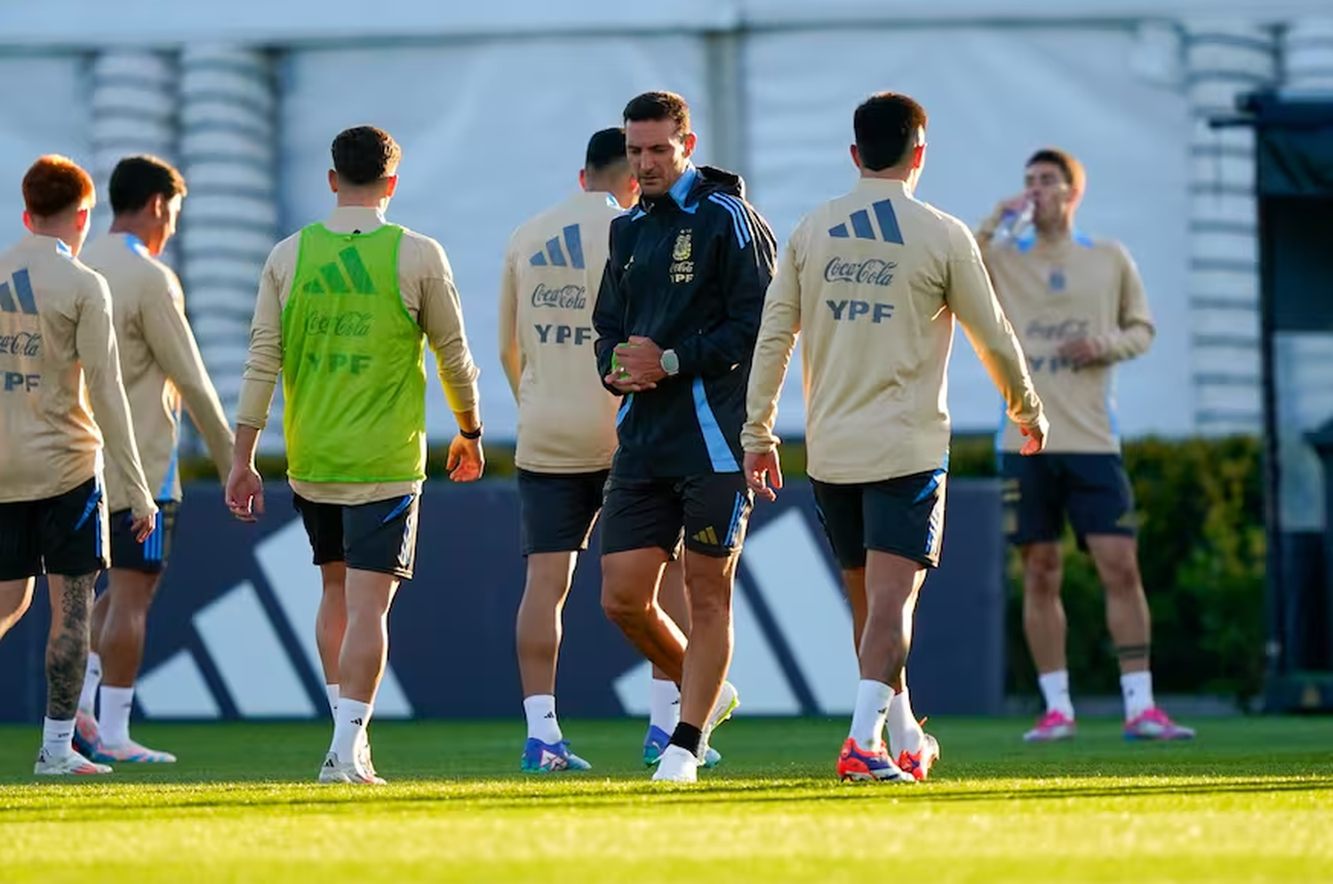 ¿Quiénes son los elegidos para portar la 10 de Messi y la 11 de Di María esta noche ante Chile?