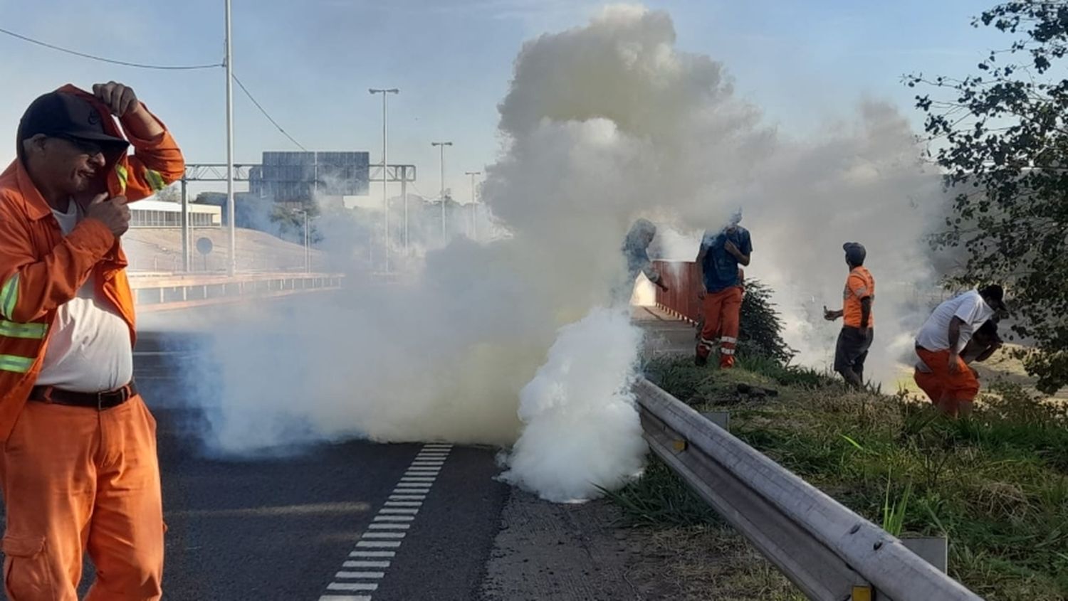 Balas de goma y gas lacrimógeno: la policía desalojó una protesta en el acceso a la Terminal Puerto Rosario