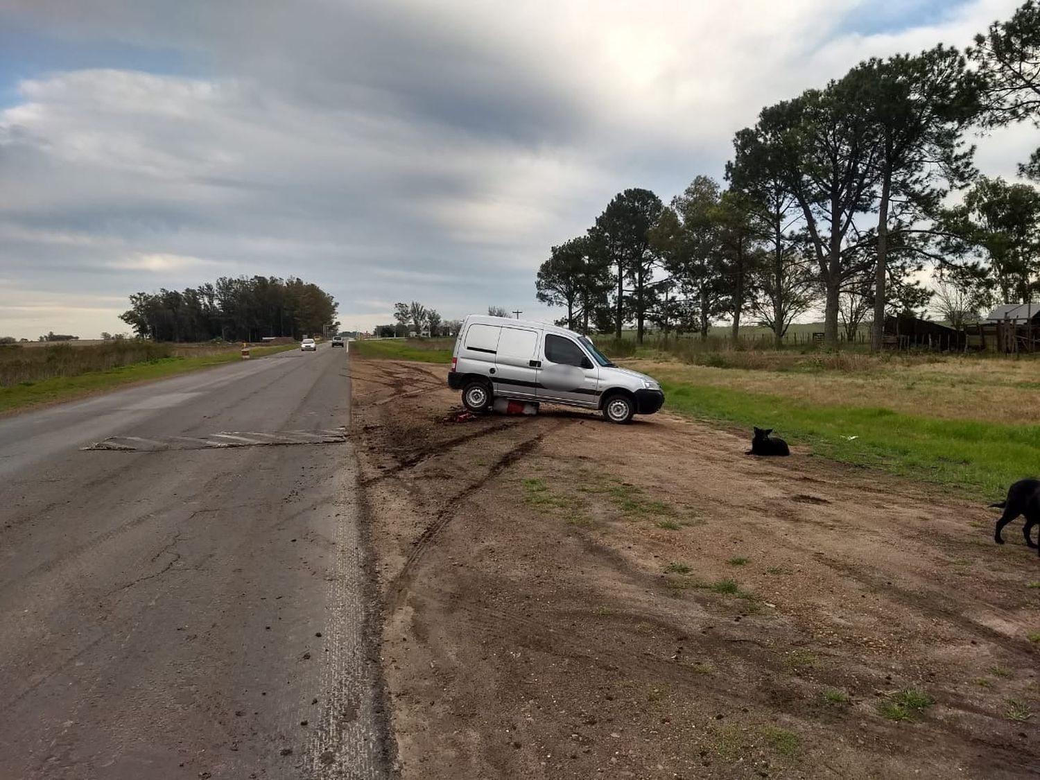 Un conductor se estrelló contra un tacho de 200 litros
