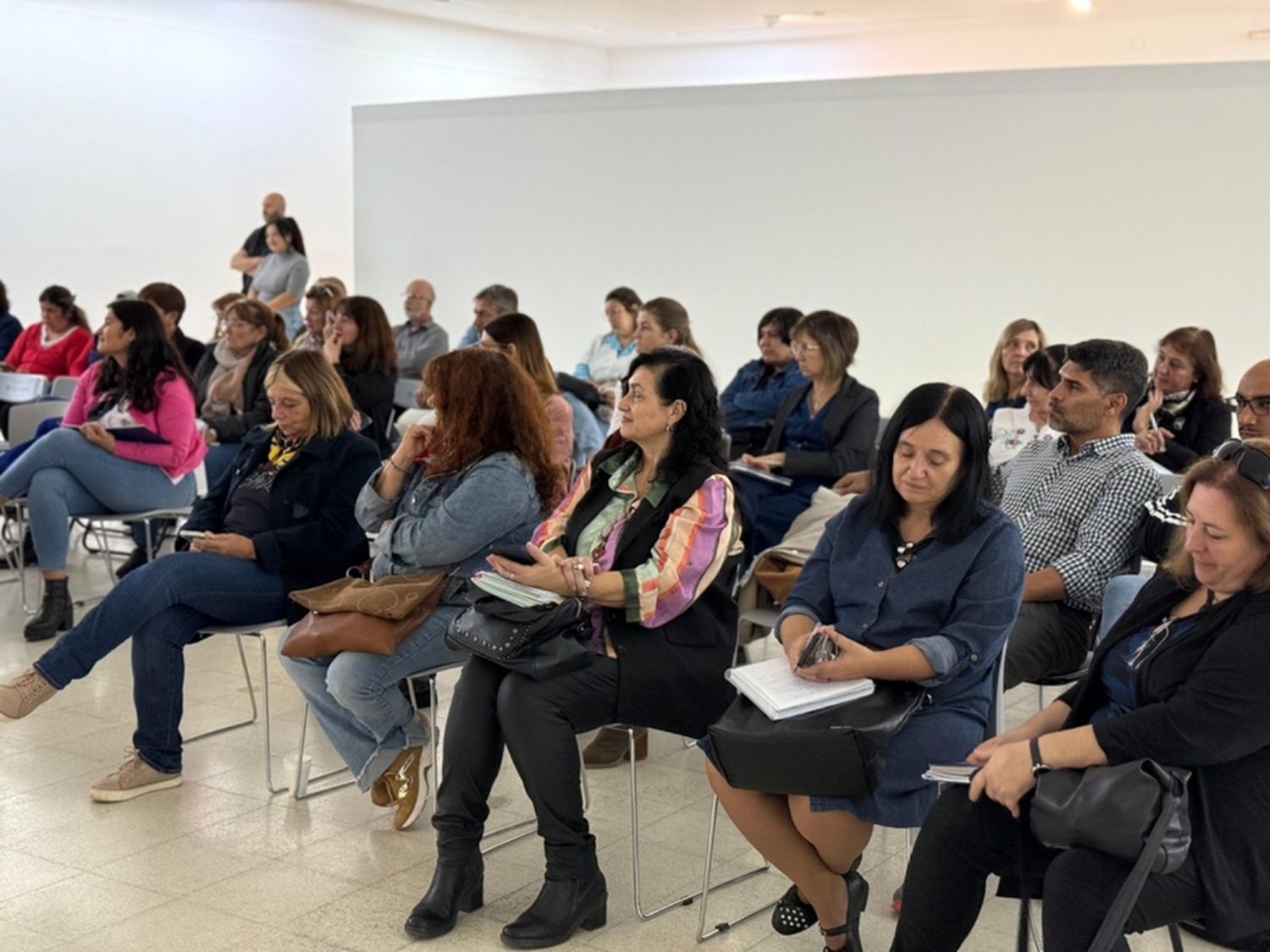 El municipio realizó la presentación oficial de propuestas educativas a escuelas de la ciudad