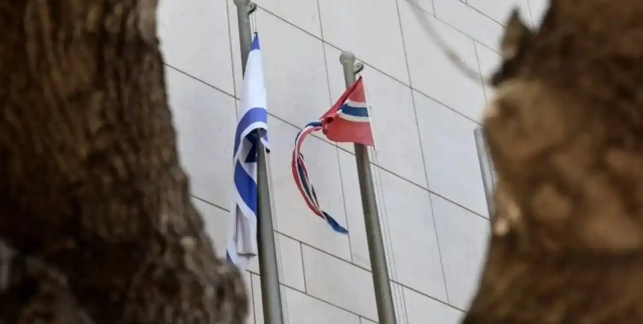 Ningún miembro del personal de la embajada resultó herido en el incidente.