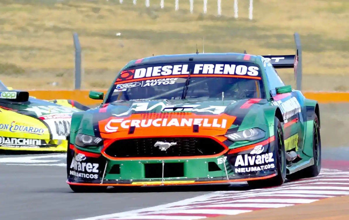 El Ford Mustang de Juan Bautista de Benedctis. Quien se ubica en la última posición de la Copa de Oro
