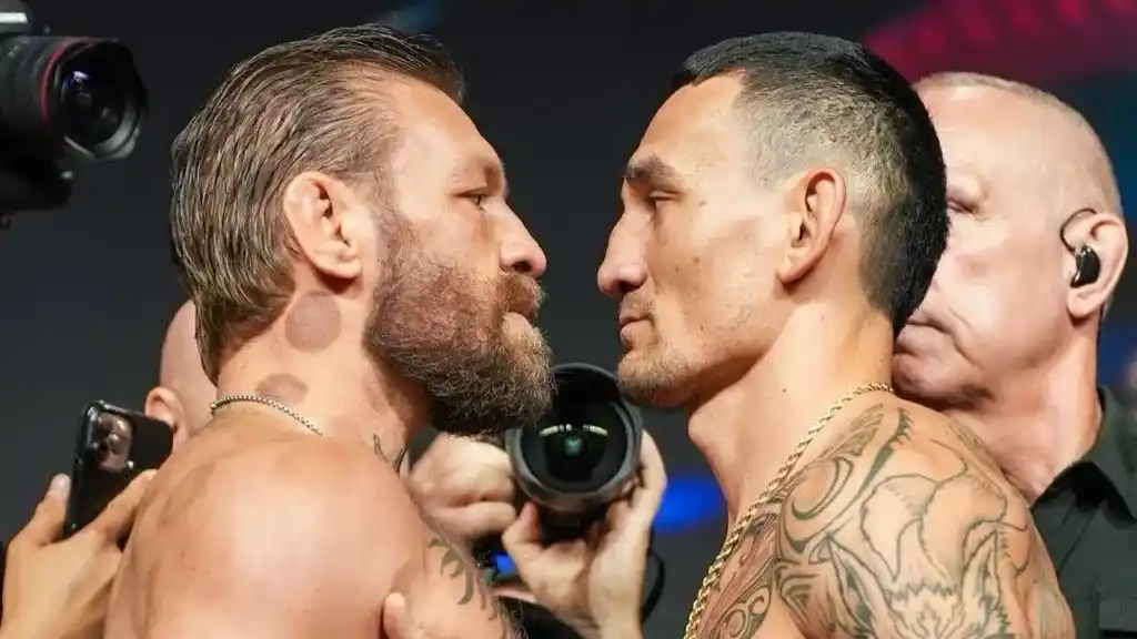 Conor McGregor (a la izquierda) y Max Holloway se encaran en el pesaje de UFC 329, celebrado en el T-Mobile Arena. Foto: Mark J. Rebilas - Imagn Images Imagen