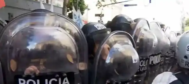 Incidentes en las inmediaciones del Congreso.
Foto: Agencia NA (captura)