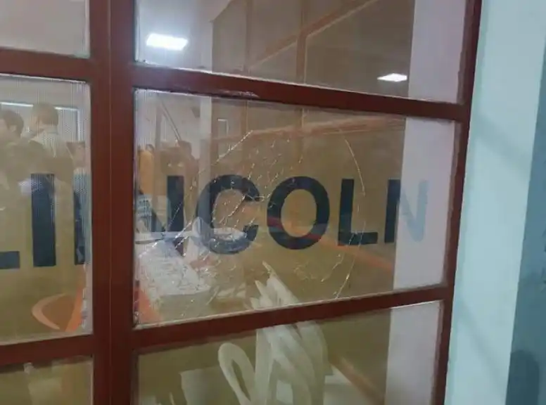 Los cooperativistas produjeron roturas de vidrios y otras instalaciones.