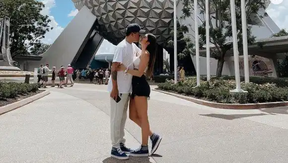 Omar Koonze le entrega «la roca» a su novia