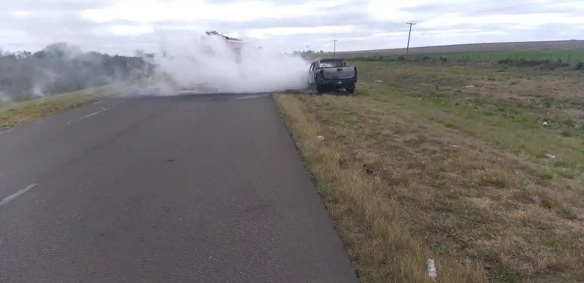 Los bomberos de Gualeguaychú tuvieron que socorrer a una camioneta que se prendió fuego