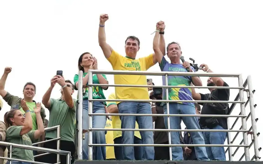 Una nueva encuesta coloca a Flávio Bolsonaro un punto por delante de Lula.