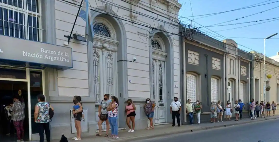 La lista de los 2225 dados de baja en la Provincia de Buenos Aires porque tenían empleo público está disponible en esta nota.