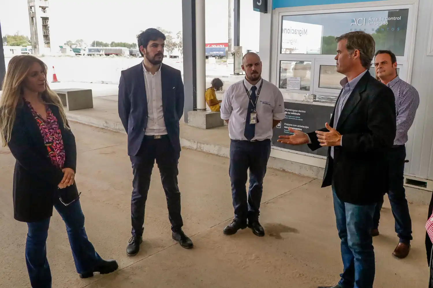 Piaggio recibió a funcionarios nacionales y visitaron el Puente Internacional