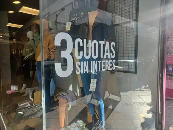 Comerciantes locales, decepcionados: "La mayoría chusmea, pocos compran"