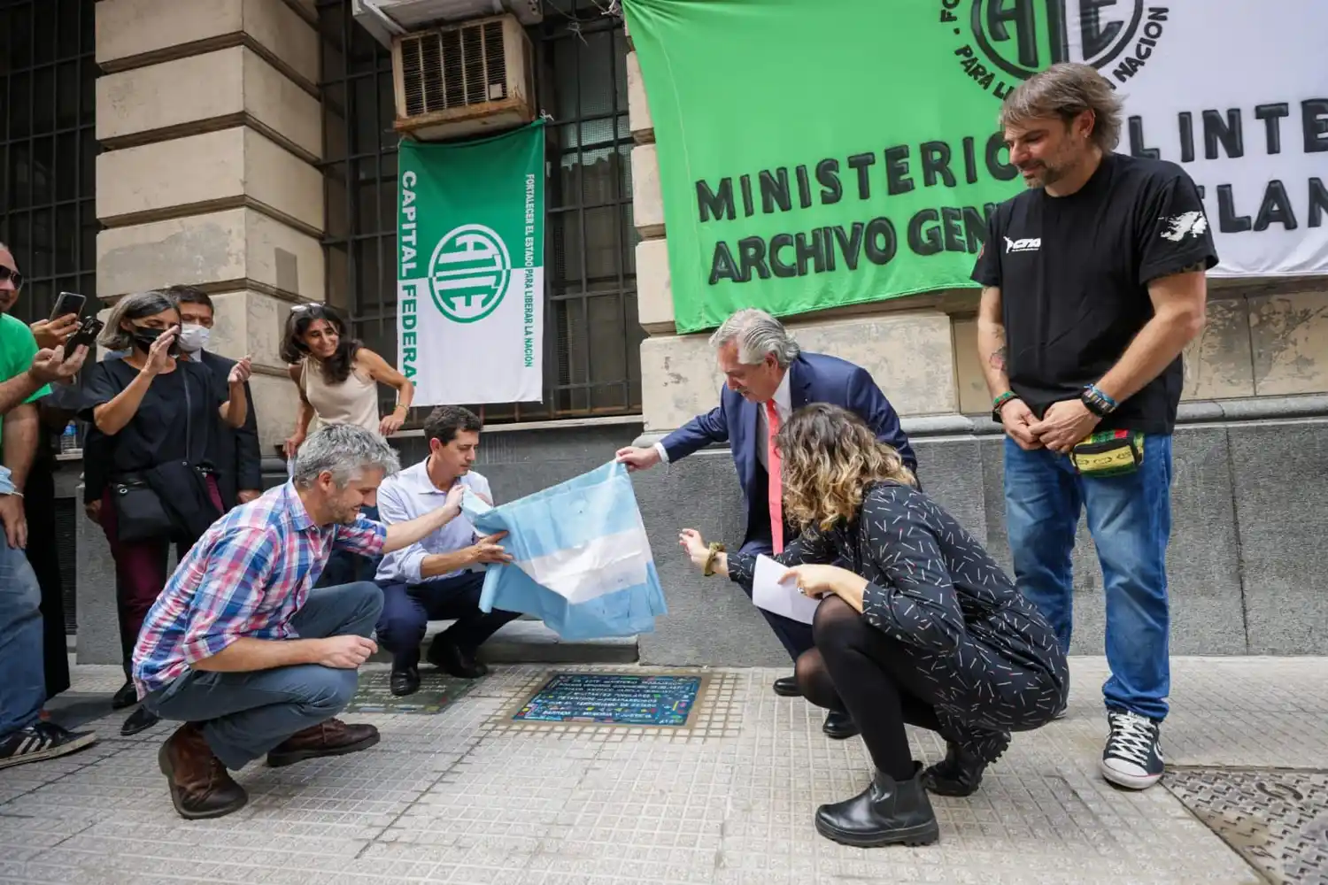 Descubrieron una baldosa en memoria de dos trabajadores detenidos desaparecidos del Ministerio del Interior