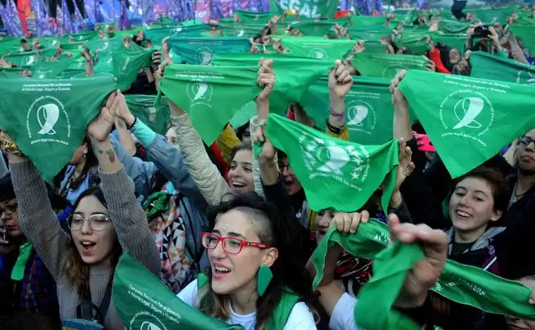 Kicillof no descontará el día a las trabajadoras que se sumen al Paro Nacional de Mujeres