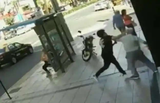 Un joven le pegó a un anciano: se metió un tercero y lo desmayó a golpes