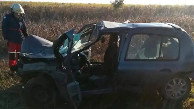 Por la niebla, conductor de auto embistió contra la parte trasera de un acoplado