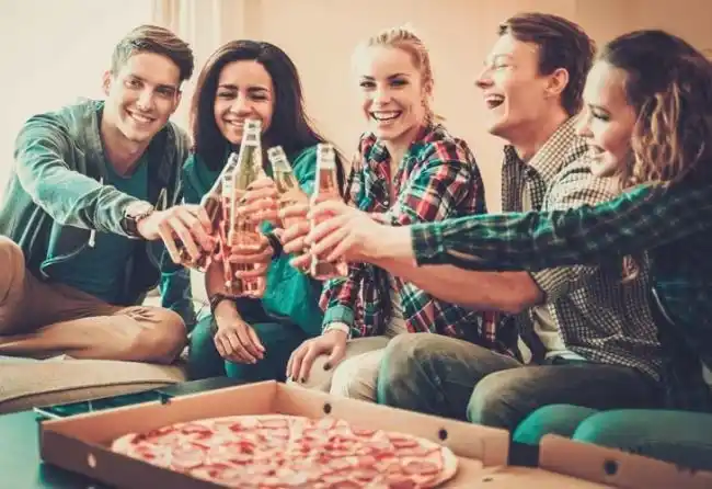 Día del Amigo “low cost”: más pizza, menos picadas y poco gasto