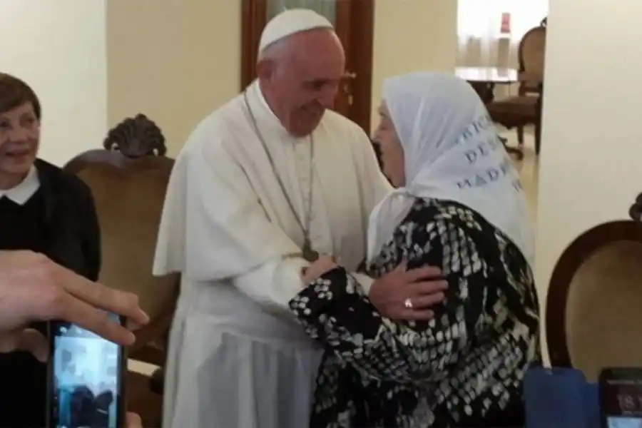 La carta del Papa tras la muerte de Hebe de Bonafini: "Quiero estar cerca de todas las personas que lloran su partida"