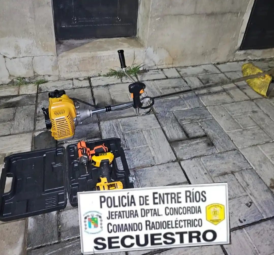 Una mujer detenida con herramientas y maquinaria en su poder