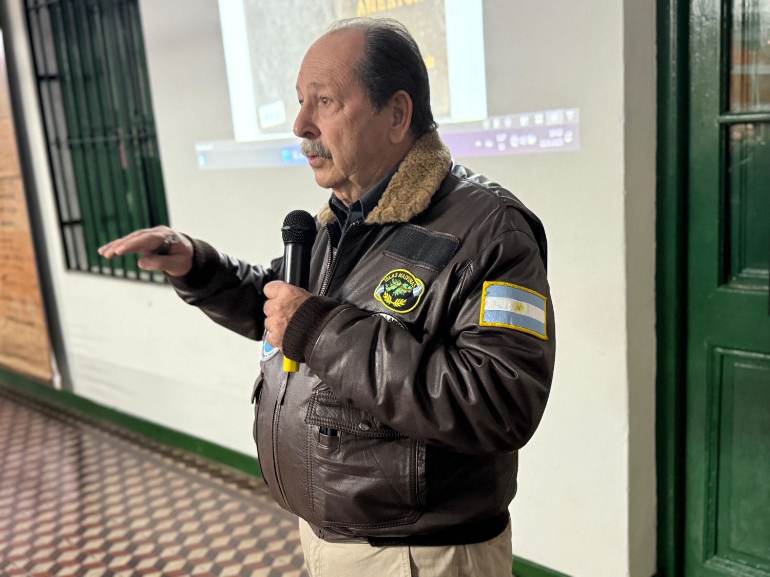 Owen Crippa durante su charla en un colmado Museo "Cayetano Silva". Foto: MVT