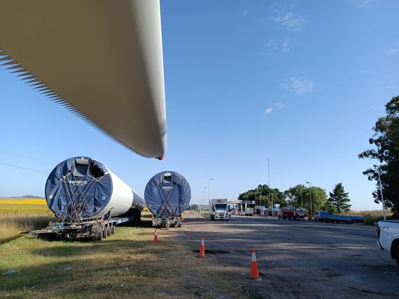 El desafío de trasladar los componentes de los aerogeneradores del parque eólico hasta La Elbita