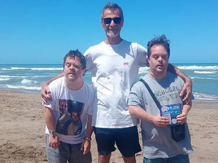 Gustavo Garzón posa sonriente junto a sus hijos