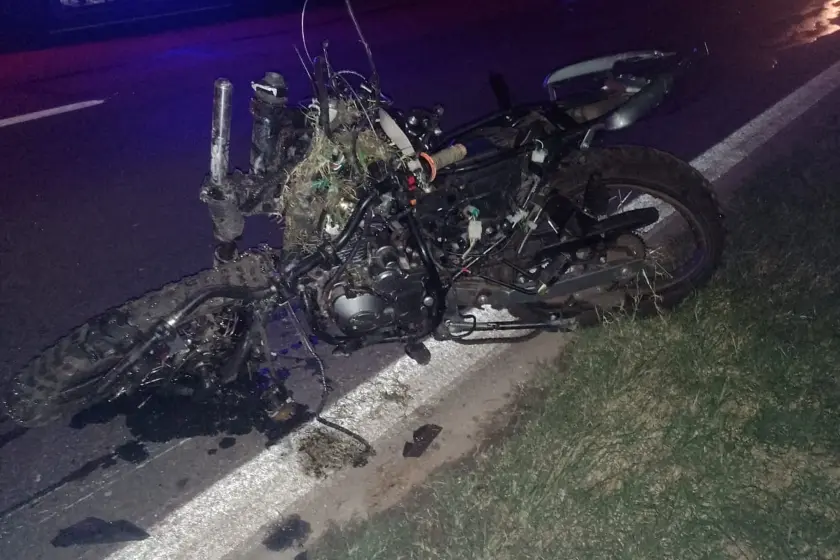 Choque fatal en Ibarlucea: un motociclista fue atropellado por un camión y falleció
