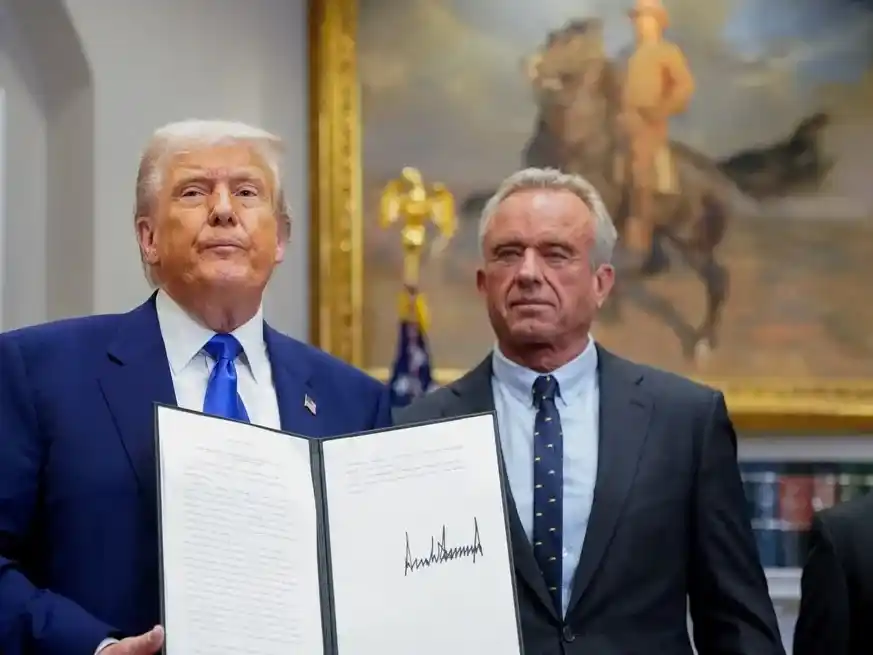 Donald Trump con el decreto en mano. Foto: Reuters