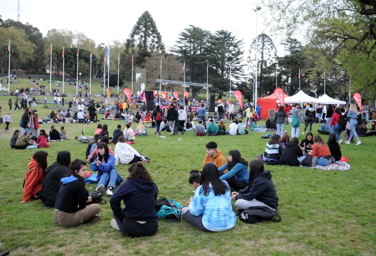 Cientos de jóvenes se reunieron en el Parque de las Banderas para recibir la primavera, en el tradicional picnic que volvió tras dos años de ausencia.