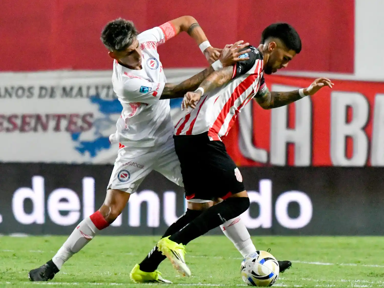 Argentinos salvó un punto en el final ante Barracas