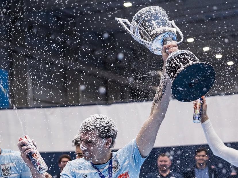 Mauro Zelayeta celebrando el título.