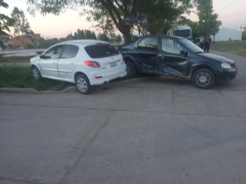 Daños materiales en violento choque
