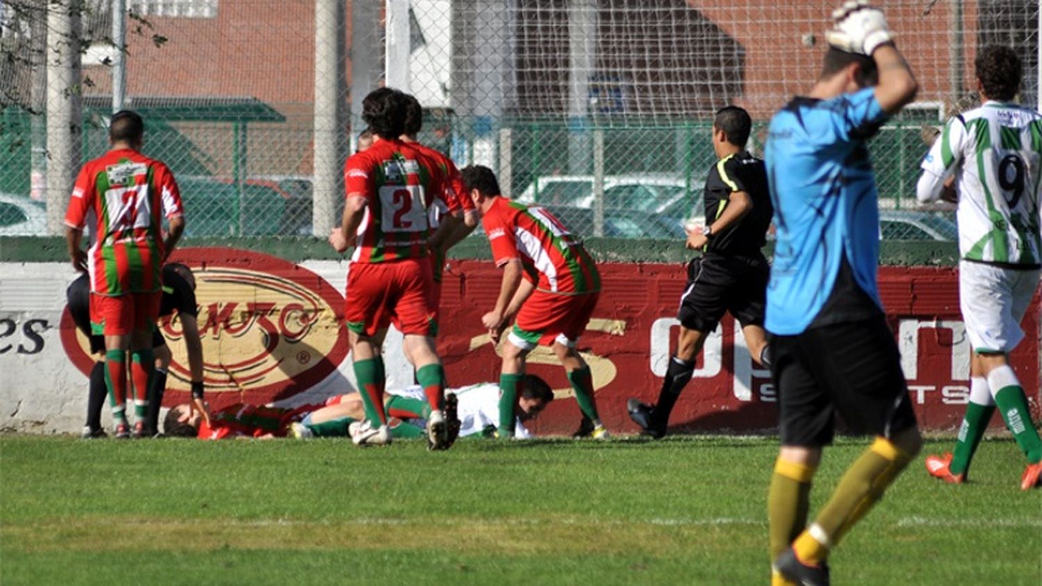 Video: Otro jugador chocó su cabeza contra una pared en Mar del Plata