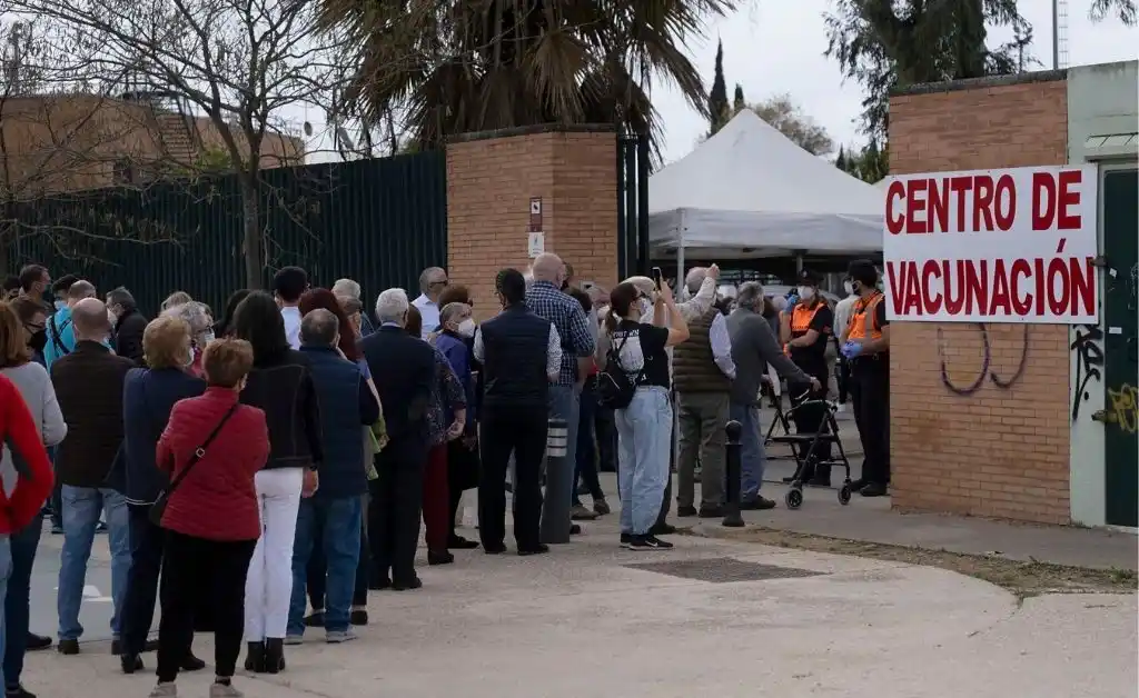 Sevilla: más de 2.000 personas fueron engañadas y acudieron a vacunarse sin cita