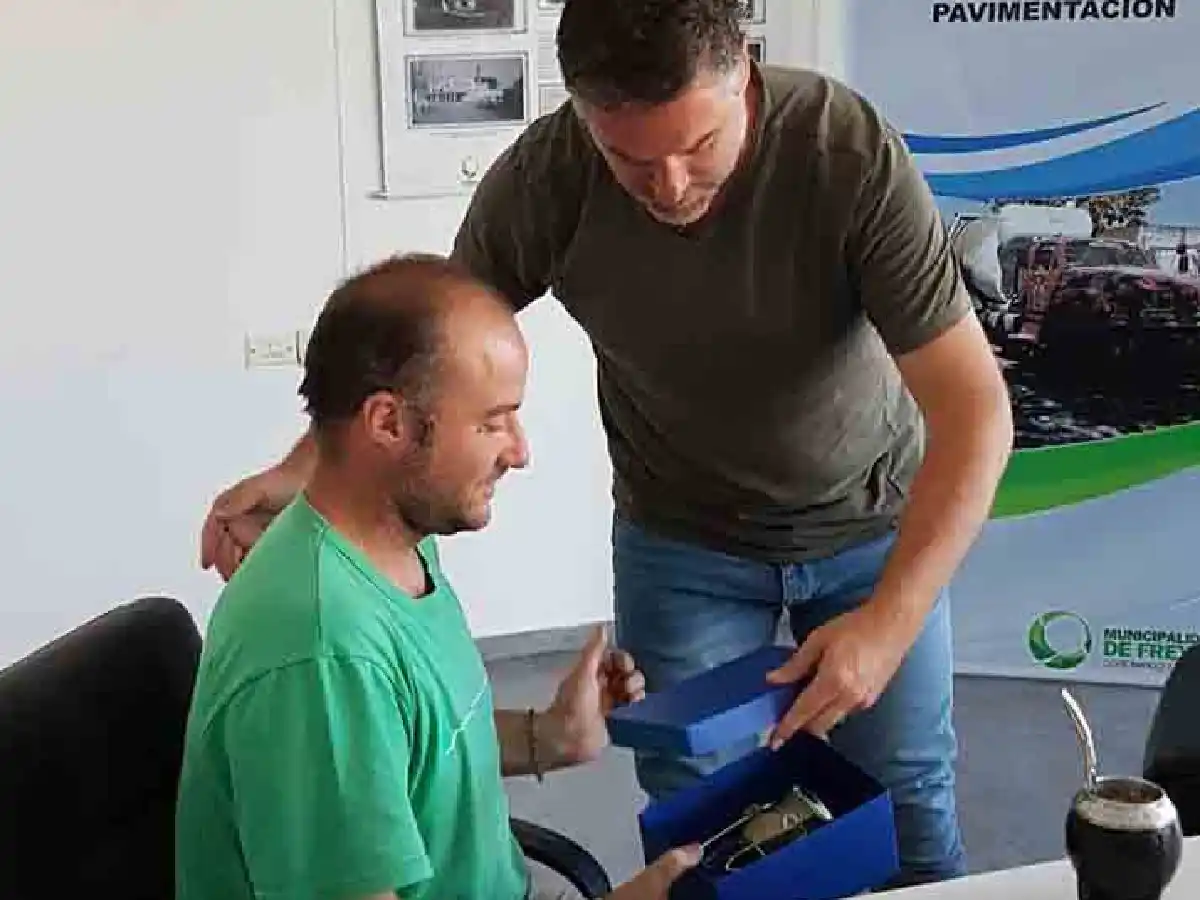 Empleado municipal halló cheques por $90.000 y los devolvió 